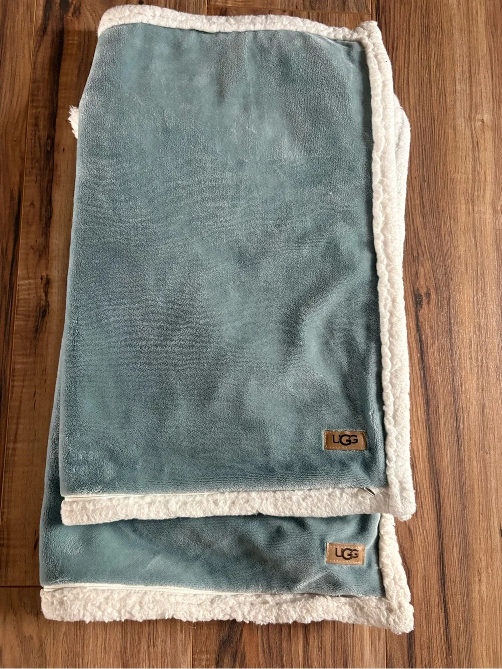 UGG 2 Standard Pillow Sham Covers‎ Blue White Faux Fur Rectangle Solid Zippered